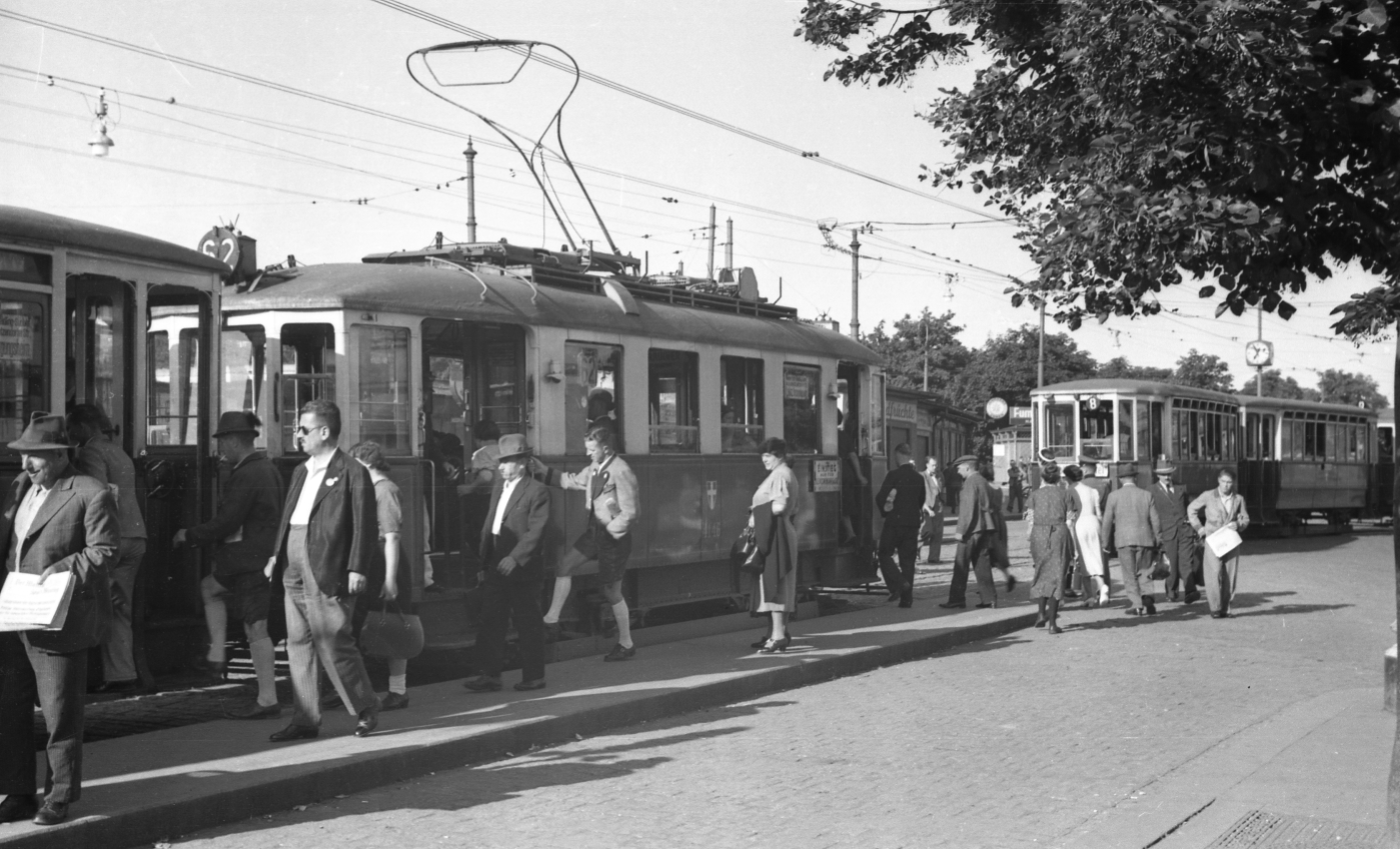 Linie 62 und 18 in Meidling Philadelphiabrücke mit einem Zug der Type M-k3 in der Haltestelle stehend, etwa 1954