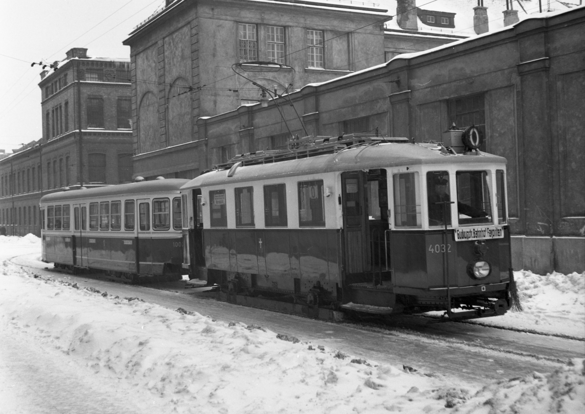 Triebwagen 4032, der Type M mit Beiwagen 1002, der Type c2, als Linie O in der Erlachgasse beim Betriebsbahnhof Favoriten, am 13. März 1955, unterwegs
