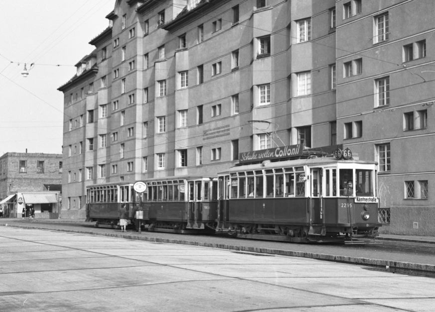 Die Linie 66 mit einem K-Dreiwagenzug in der Raxstraße