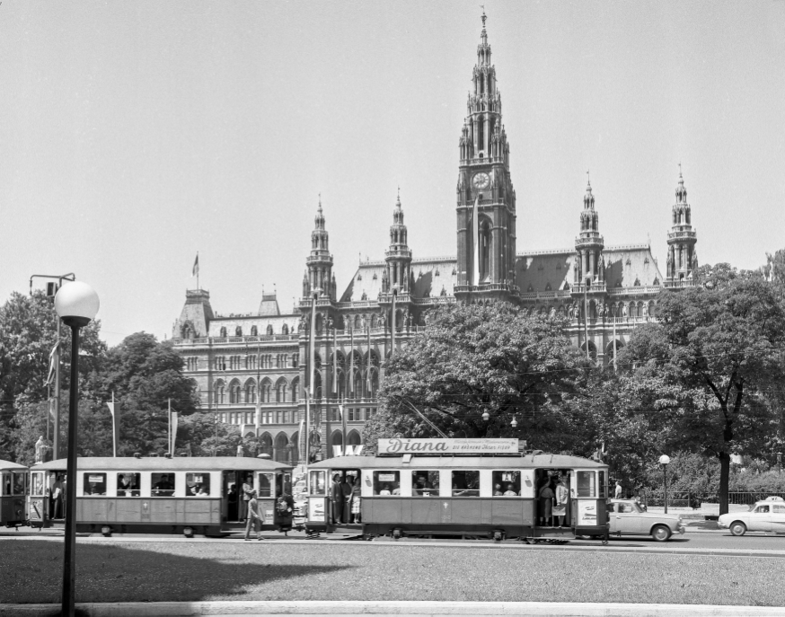 Ein Zug der  Linie A mit einem M-Dreiwagenzug Ring, Rathaus Juni 1960