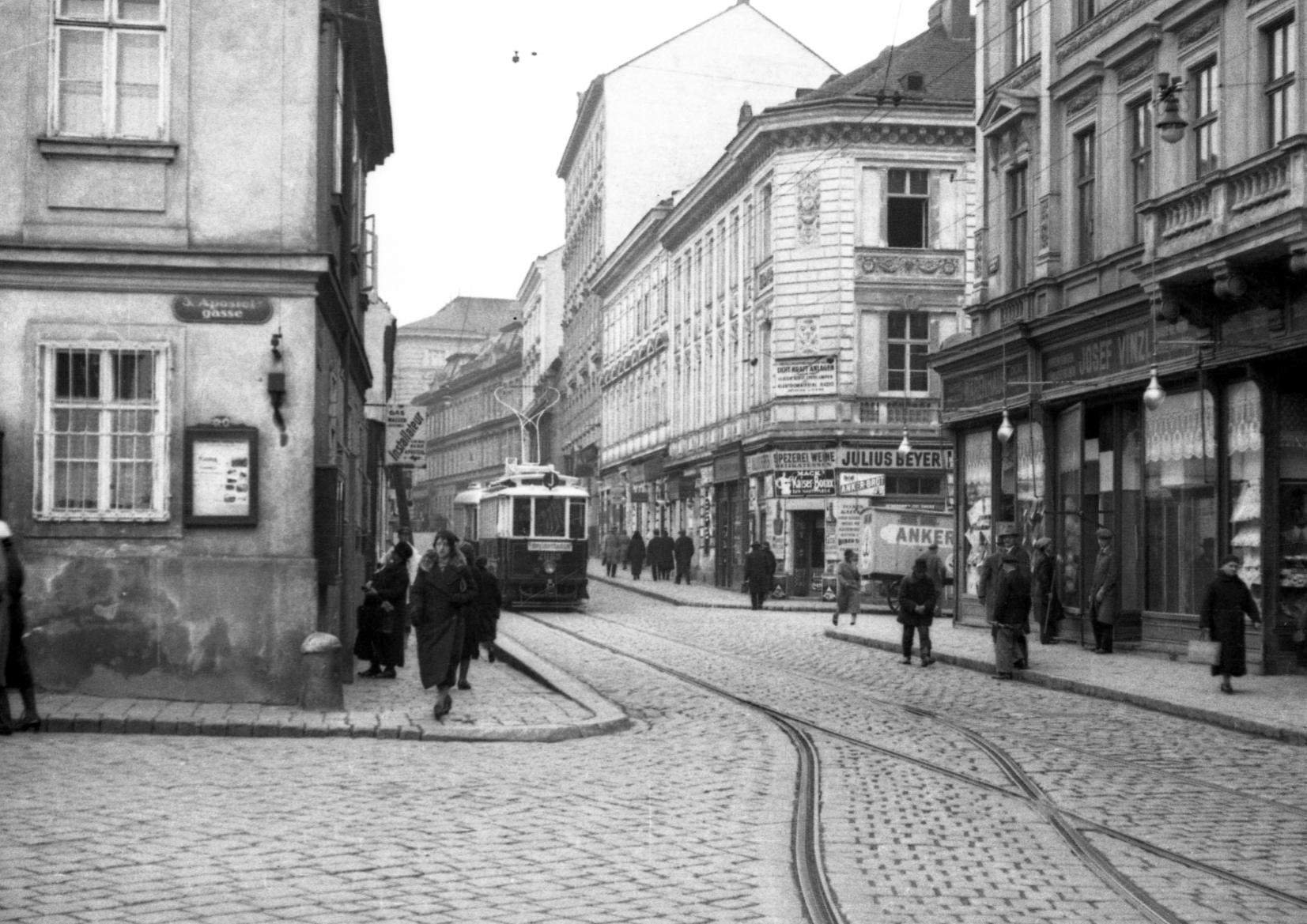 Linie J mit einem Zug der Type G 2085 mit m2 Beiwagen in der Erdbergstraße;Apostelgasse,Eingleisiger Streckenabschnitt um 1935