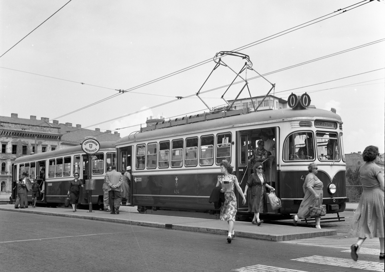 Triebwagen 434 der Type T2 und Beiwagen Type c2 als Linie O auf der Schwedenbrücke am 11.4.1956 unterwegs