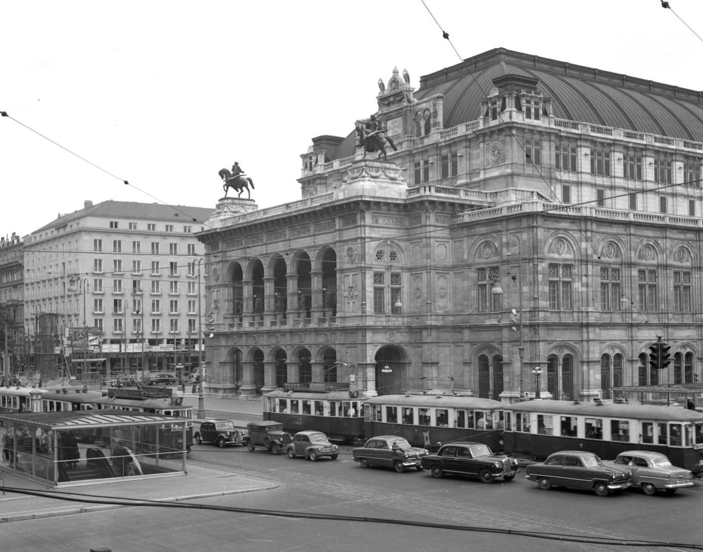 Linie und Bk vor der Oper am Kärtnerring  mit der Type M-m2/3 Dreiwagenzüge etwa Juli 1956