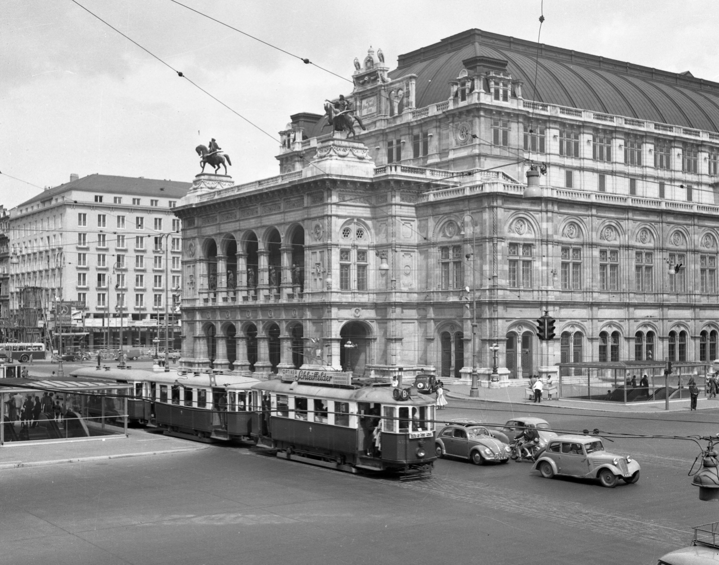 Linie  Bk vor der Oper am Kärtnerring  mit der Type M-m2/3 Dreiwagenzüge etwa Juli 1956