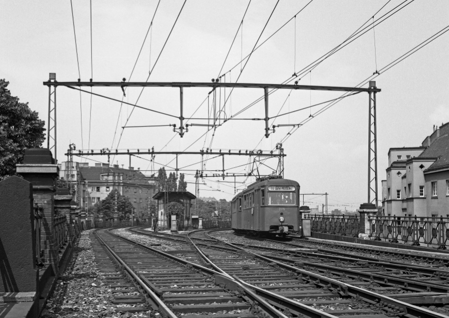 Stadtbahnzug der Linie DG bei der Verzweigung zwischen Heiligenstadt und Nußdorfer Straße,  N1 Garnitur, Mai 1956