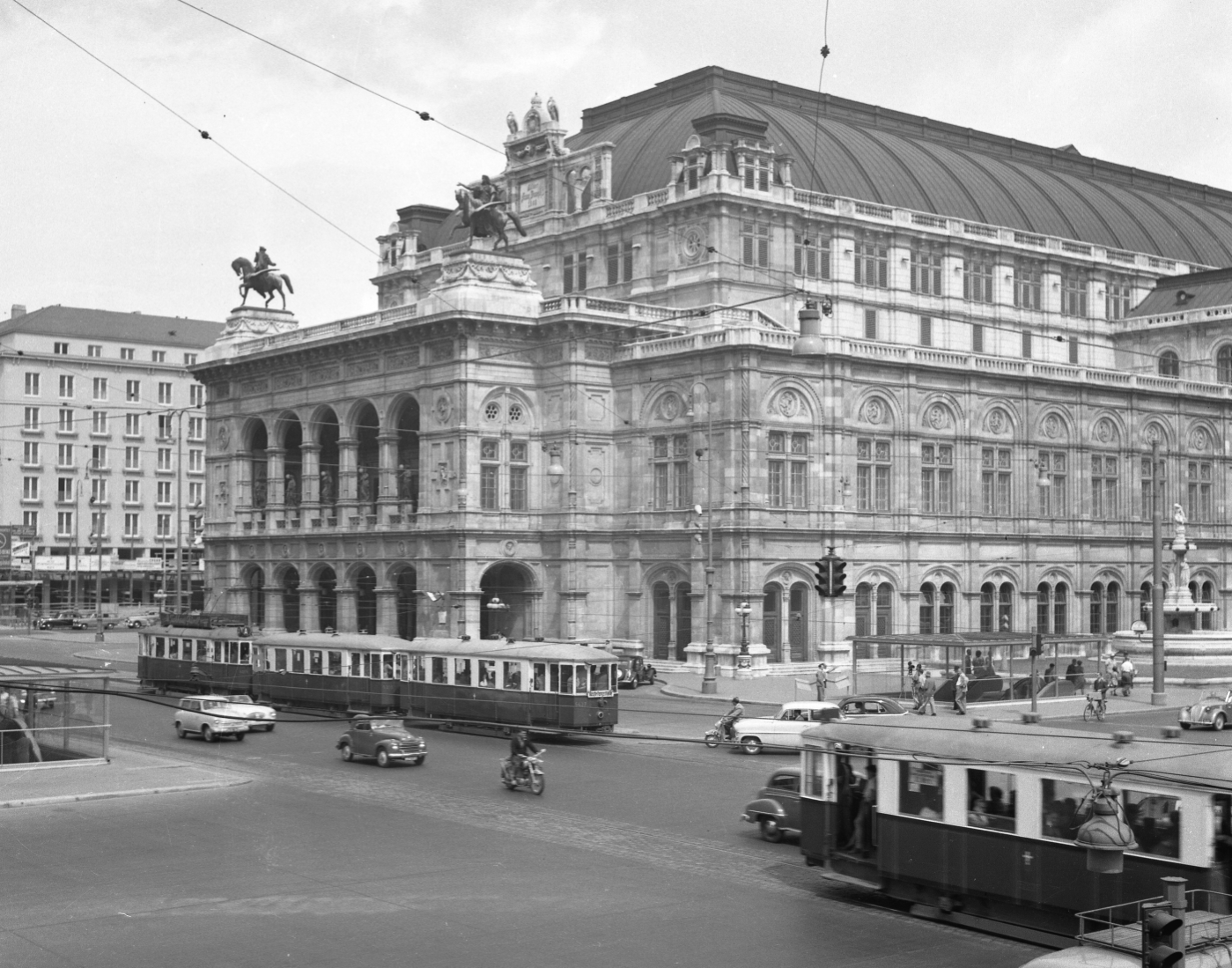 Linie A vor der Oper am Kärtnerring mit der Type M-m2/3 Dreiwagenzüge etwa Juli 1956