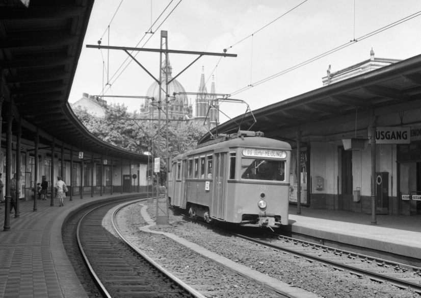Stadtbahnstation Gumpendorfer Straße mit  Zug der Linie DG, gebildet aus den Typen N1 und n2 im Jahr 1956