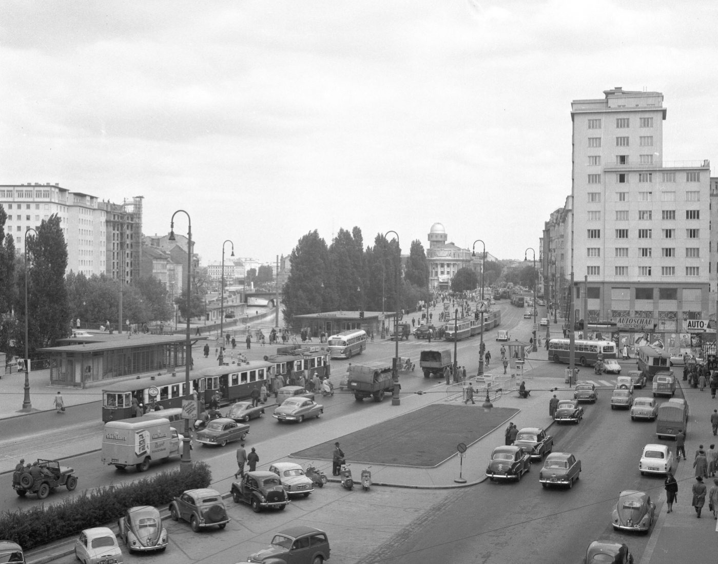Linie A Schwedenplatz mit der Type M-m2/3 Dreiwagenzüge, dahinter Linie O vermutlich mit T2-c2, dazwischen alte Busse etwa Juli 1957