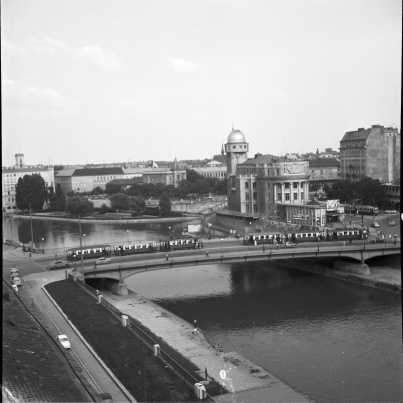 Aspernbrücke und Urania von oben mit Zügen der Type m-m-m vermutlich Linie A und B etwa 1957