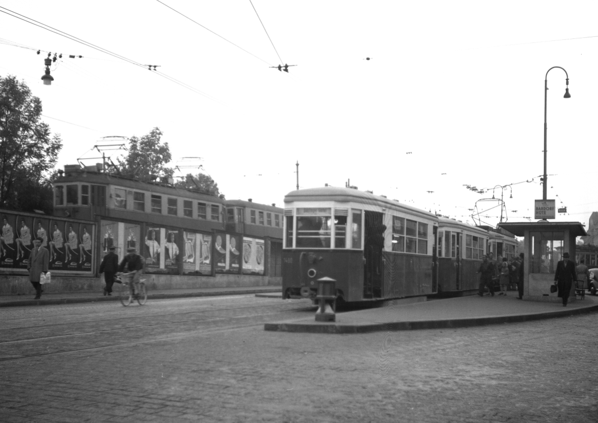 Station Meidling/Philadelphiabrücke mit der Linie 8 Type B-b-b und der Badner Bahn, 1957
