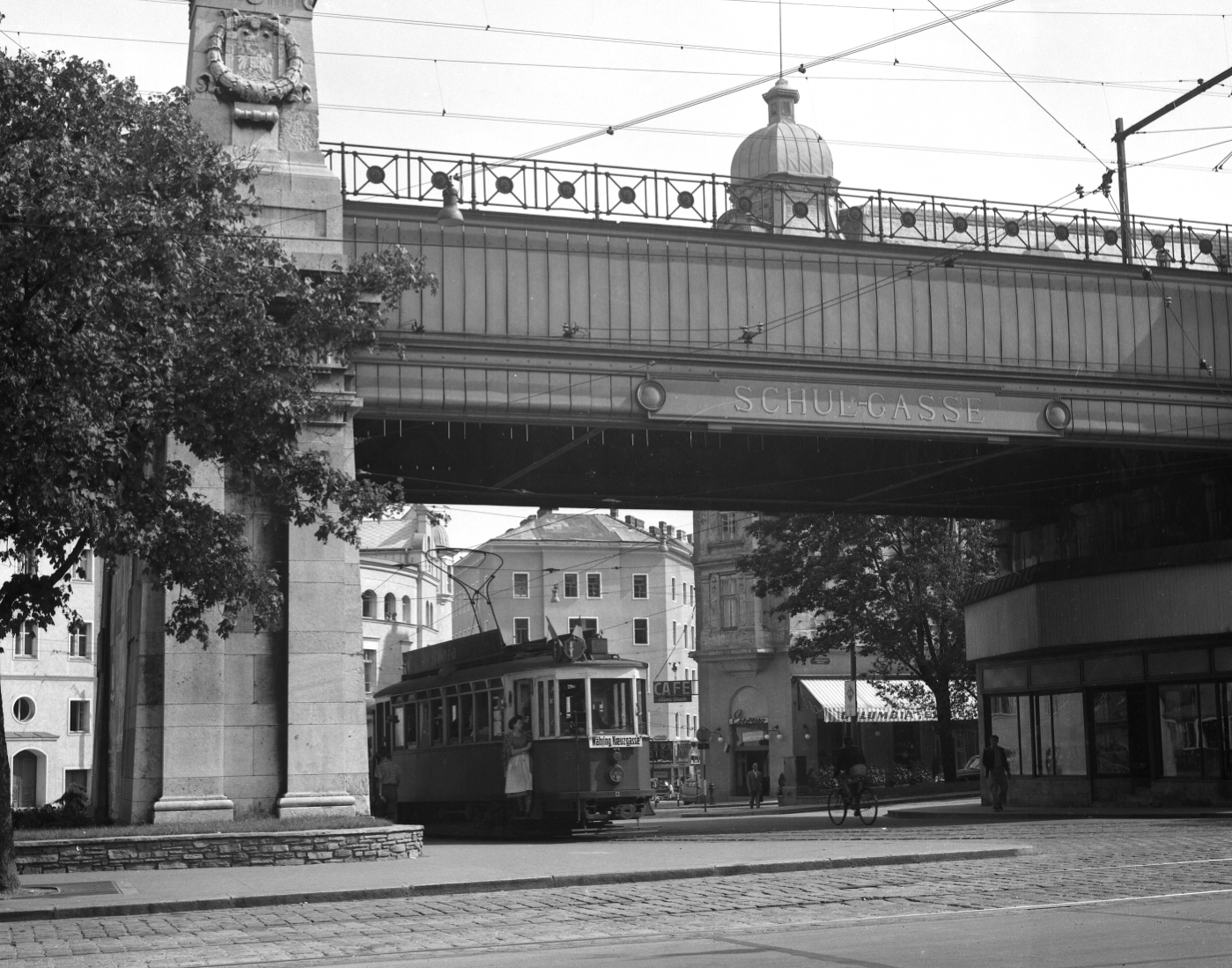 Zug der Linie F mit der Type K bei der Stadtbahnstation Währinger Gürtel, 1957
