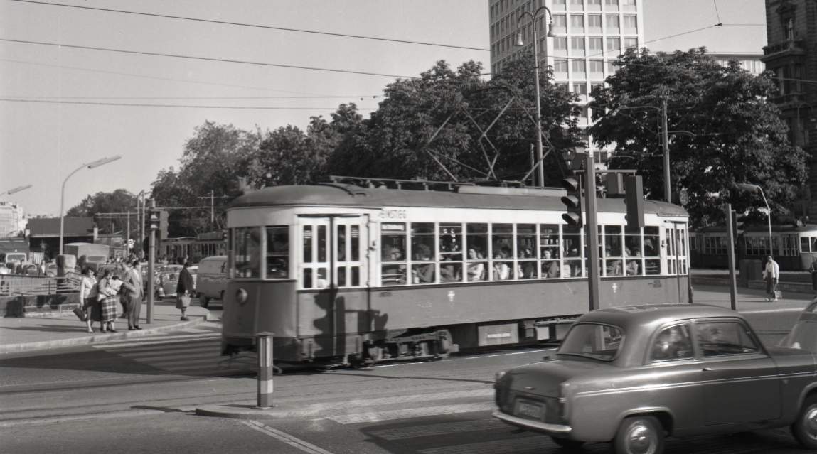 Triebwagen 4225 der Type Z  ist als Linie 231 bei der Kreuzung Franz-Josef-Kai/Augartenbrücke, unterwegs, 1959