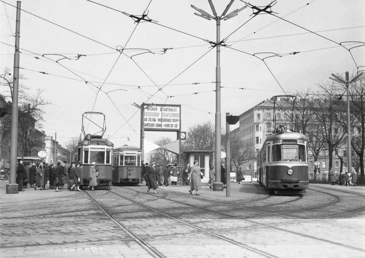 Triebwagen 90, der Type B, als Linie 8, Beiwagen 1470, der Type b und Triebwagen 113, der Type C1 um 1959 am Urban-Loritz-Platz unterwegs