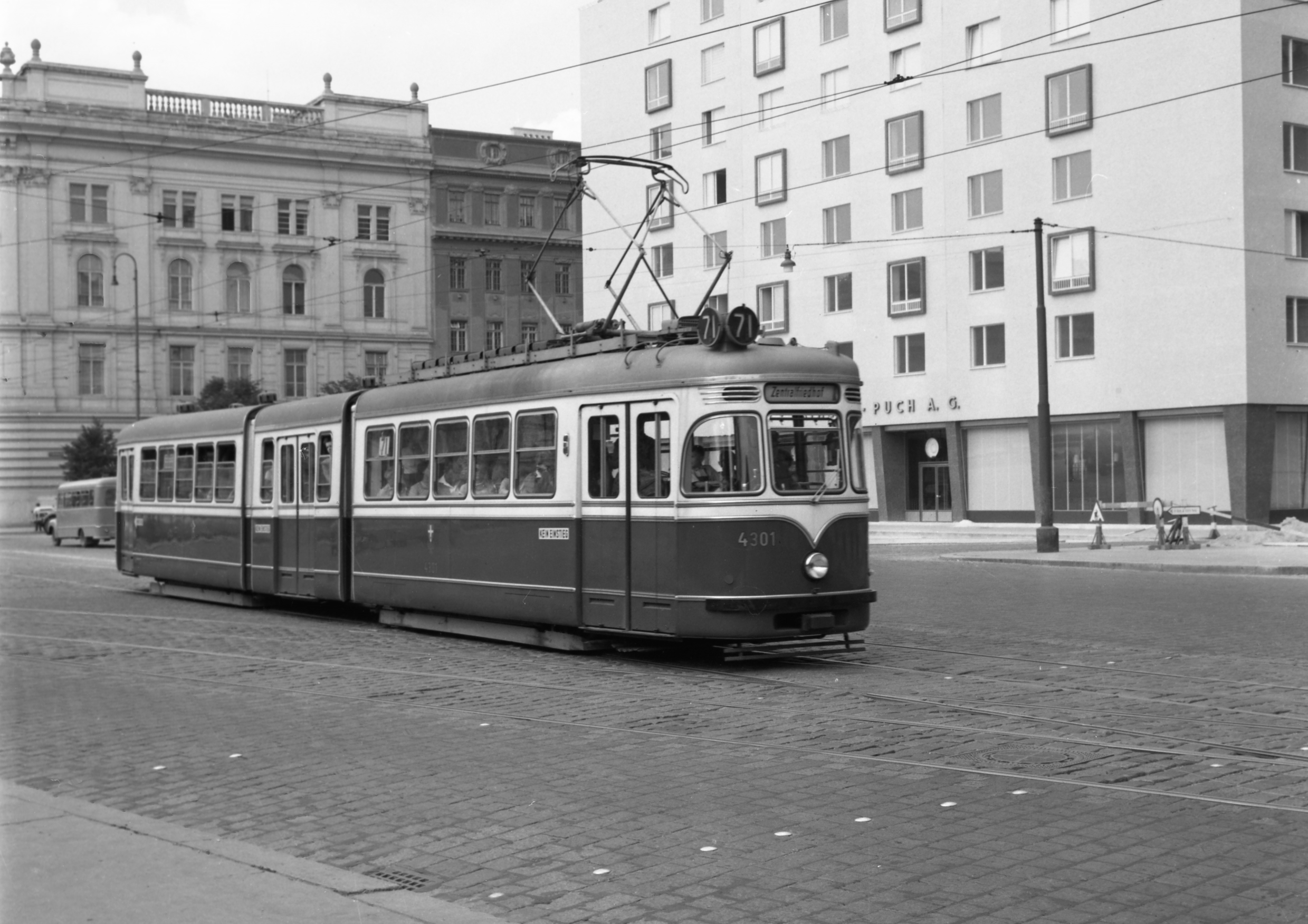 Triebwagen 4301 der Type D als Linie 71 beim Schwarzenbergplatz unterwegs, 1959