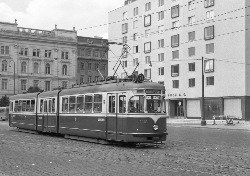 Zug der Linie 71 mit dem ersten Gelenkwagen der Type D1 am Schwarzenbergplatz, Juni 1959