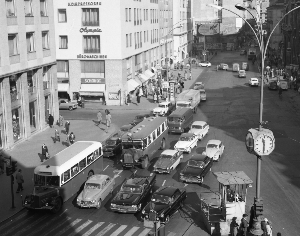 Busse der Linie 5 und 7 am Stephansplatz  im Oktober 1959