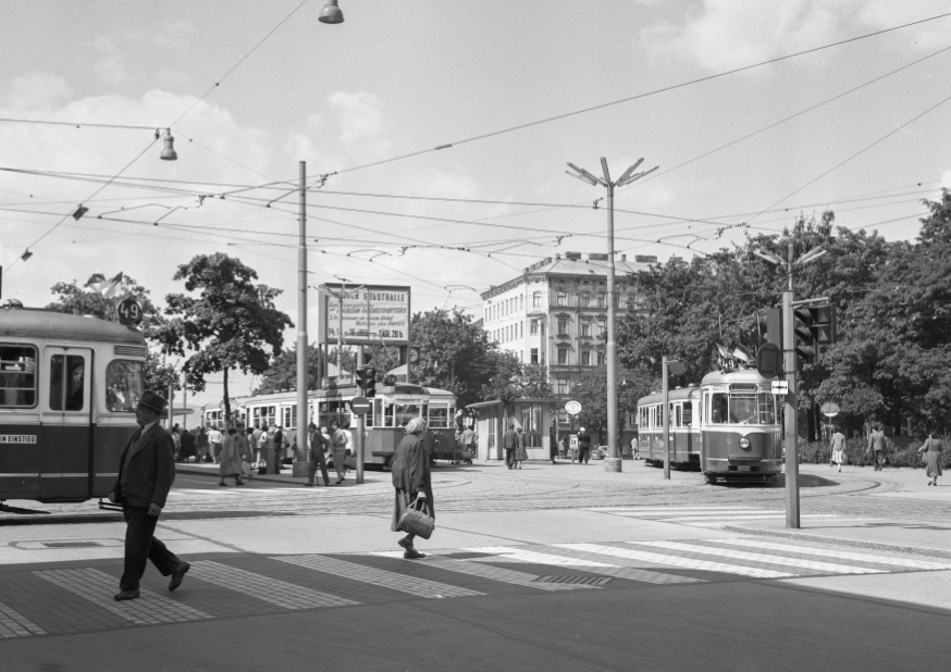Urban Loritz Platz mit Zügen der Linie 49 und 118, Juni 1959