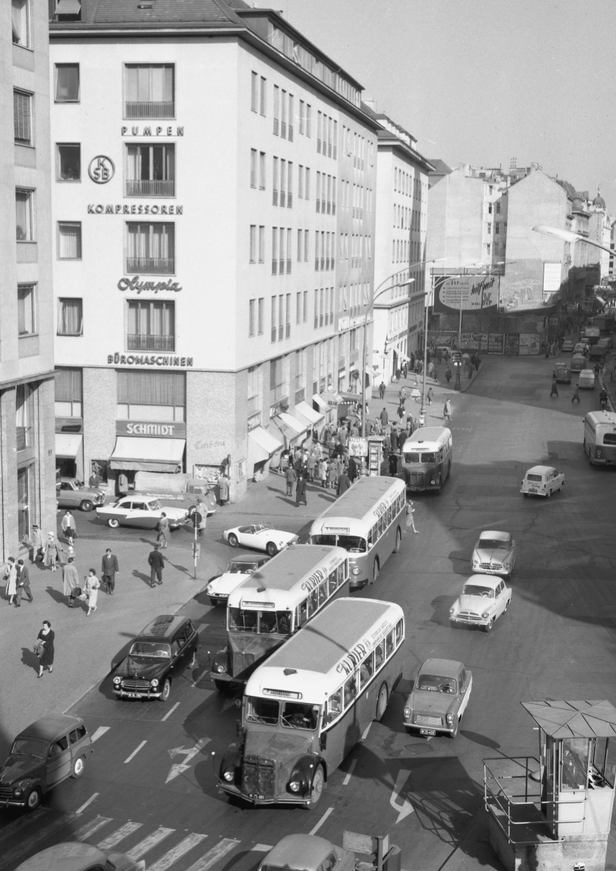 Busse der Linie 7, 8 und 9 am Stephansplatz  im Oktober 1959