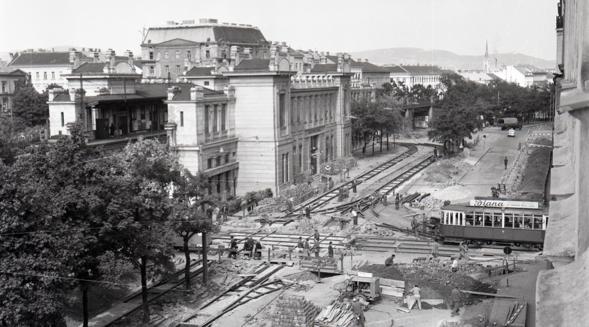 Triebwagen 2416, der Type K fährt bei Gleisbauarbeiten am Uhlplatz bei der Station Josefstädter Straße als Linie J vorbei, 1959