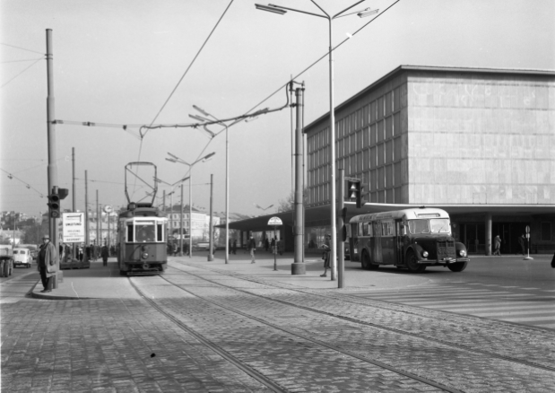 Linie 118 in der neuen Station Südtiroler Platz, 1959