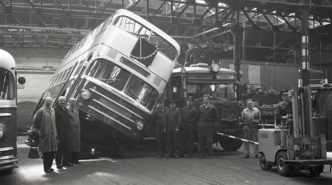 Kipptest mit Doppeldeckerbus der Type DD-U10 H, daneben ein Bus der Type W IV O, in der Buswerkstätte, 1960