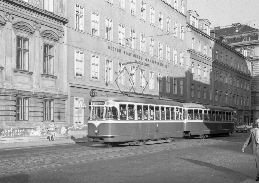 Zug der Linie 67 in der Favoritenstraße