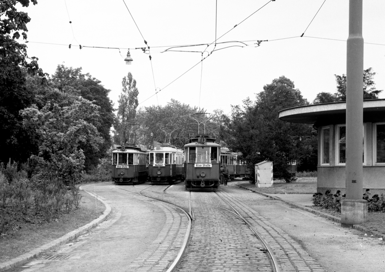 In der Südbahnschleife steht Triebwagen 2120 und 2102 der Typen G3 als Linie 13 und 4142 der Type M als Linie D vor Umstellung auf den Autobusbetrieb im Jahr 1961
