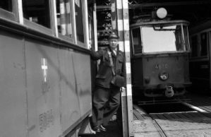 Schaffner posiert auf einem Beiwagen am Bahnhof Ottakring 1961