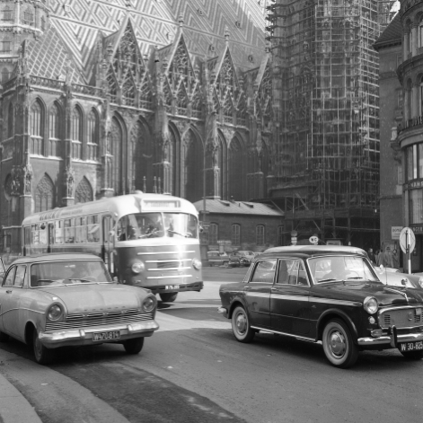 Bus der Linie 7 am Stephansplatz kurz vor der Kärtnerstraße, im Hintergrund der Stepahnsdom im Februar 1961