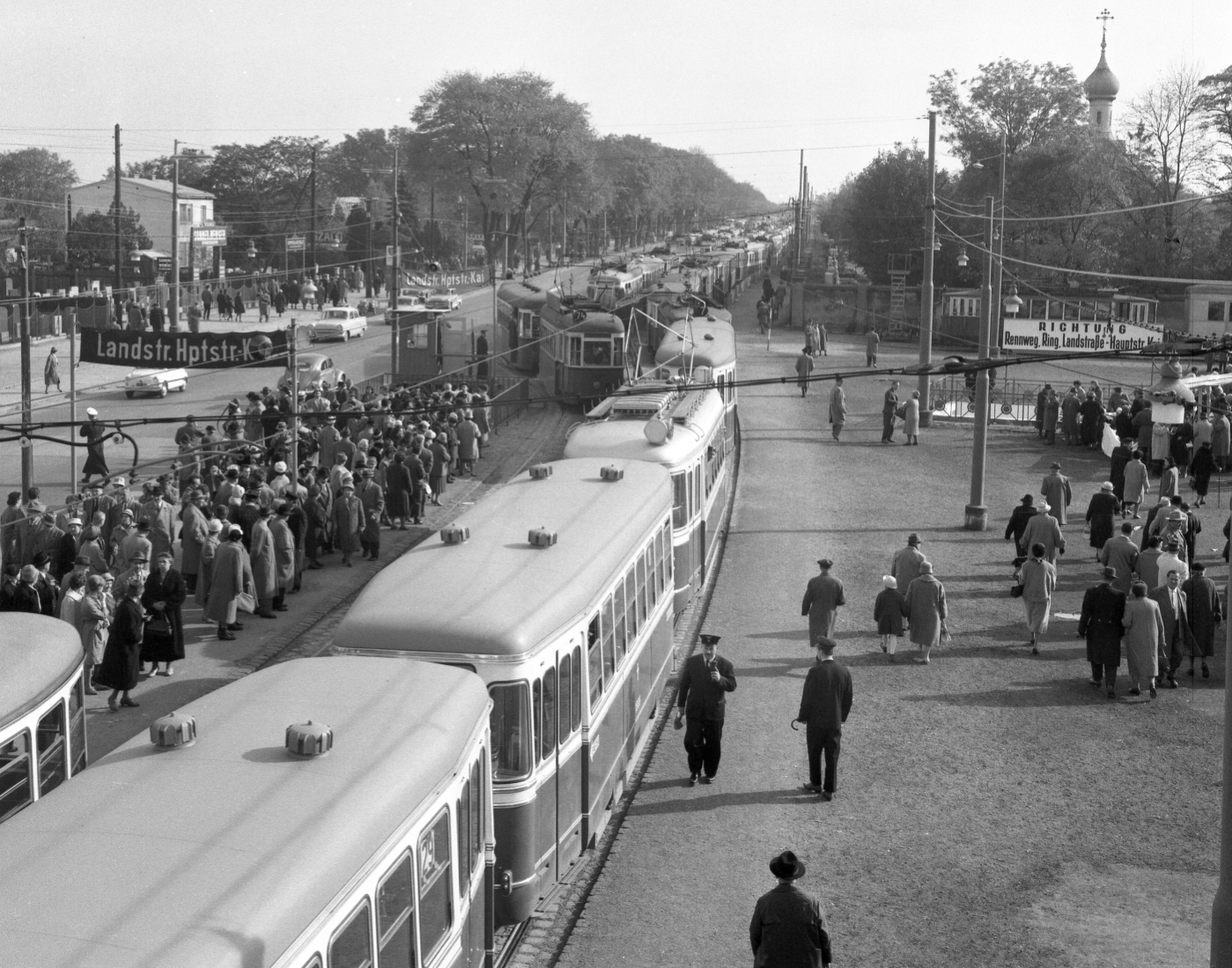 Zentralfriedhofsverkehr am 1.November 1961, zu sehen Wagen der Type L4-l und im Hintergrund Type T1 auf Linie 29 und 74