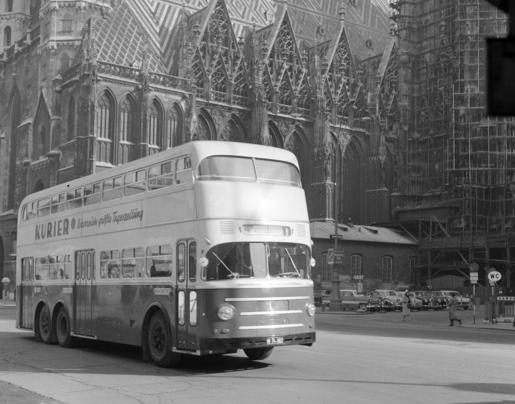 Bus der Linie 4 am Stephansplatz, im Hintergrund der Stephansdom im Februar 1961