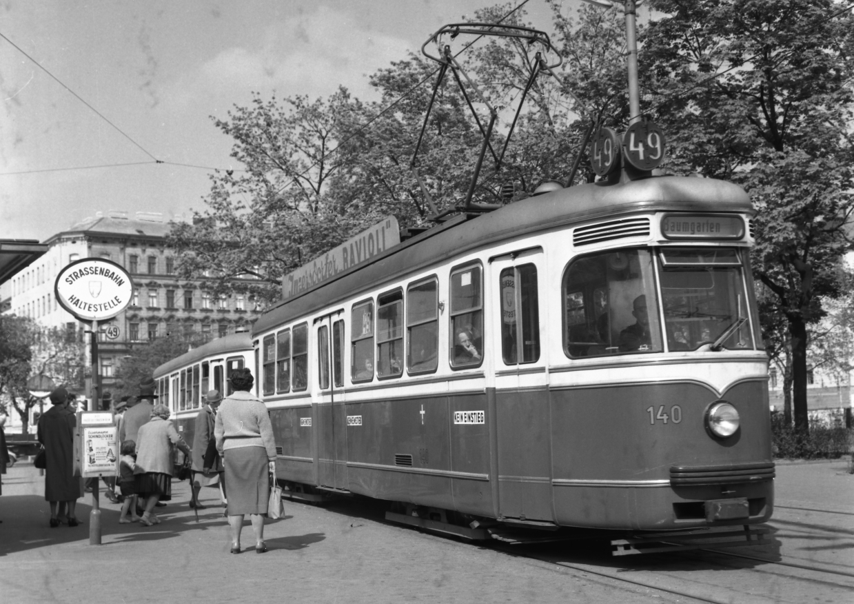 Triebwagen 140, der Type C1  steht als Linie 49 am Urban Loritz Platz, 1961