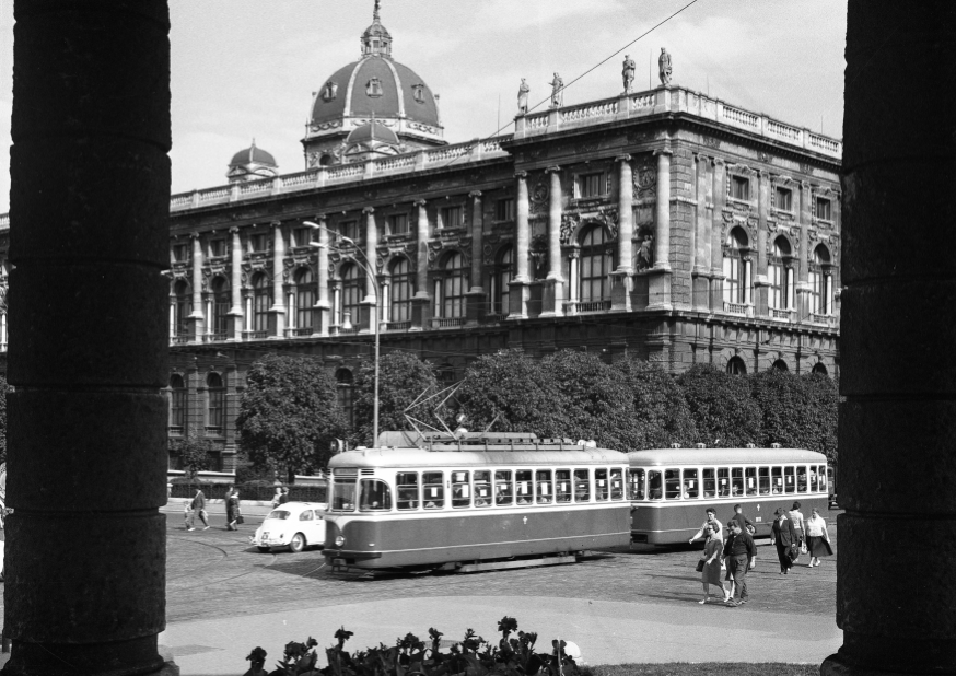 Zug der Linie H2 noch oberirdisch in der Museumsstraße beim Volkstheater mit der Type L4 und Beiwagen l3 , August 1962