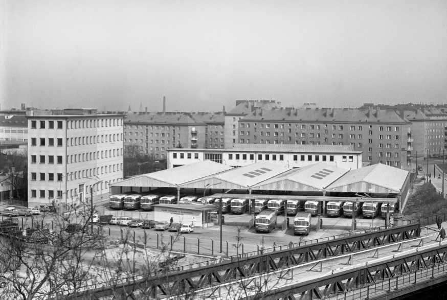 Garage Spetter mit diversen Bussen im Oktober 1962