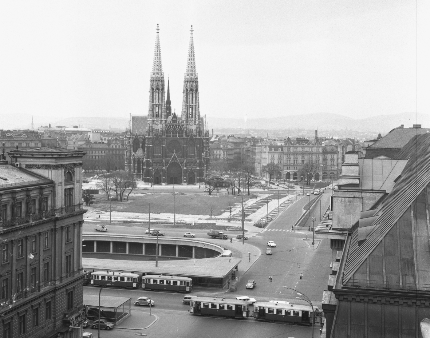 Station Jonasreinl-Schottenring von oben mit Zügen der Ringlinien mit Typen M-m2/3, im Hintergrund die Votivkirche