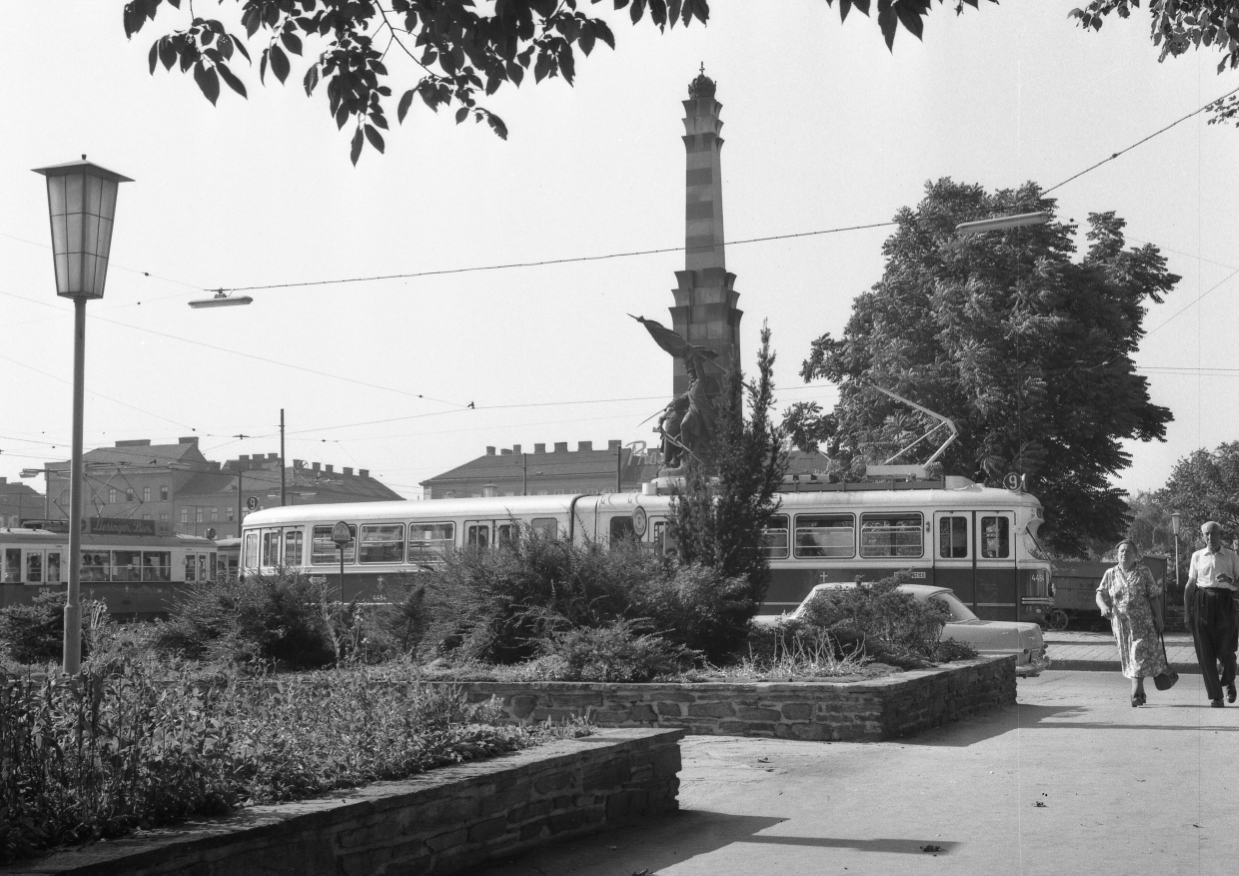 Station Westbahnhof mit Zug der Linie 9 Type E und im Hintergrund Linie 18 Type B im Juli 1962