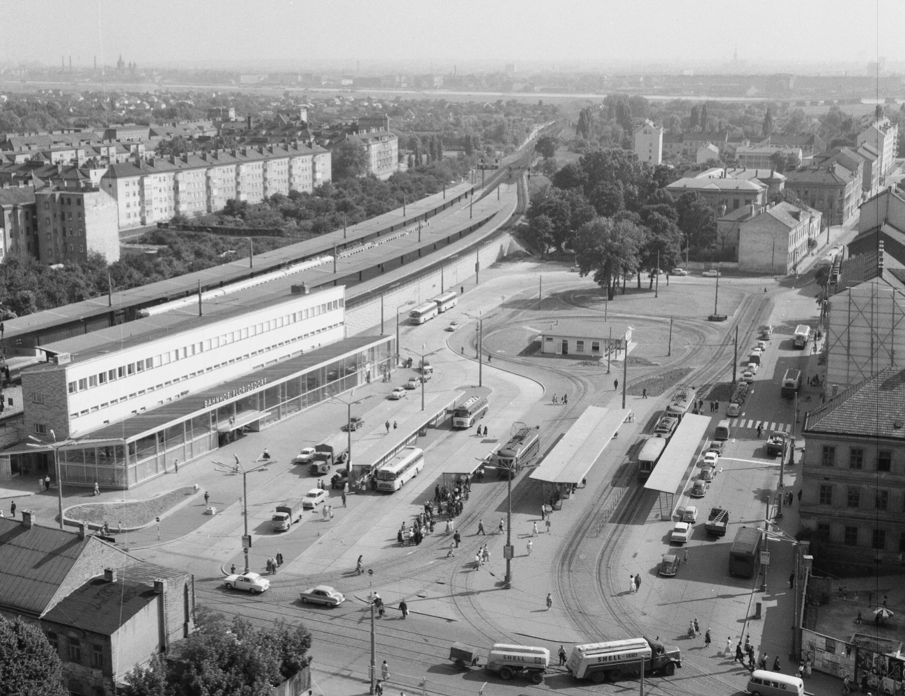 Station Floridsdorf Schnellbahn v.oben mit Schnellbahnstation und Straßenbahnhaltestelle mit diversen Zügen ua.Type Z Juni 1962