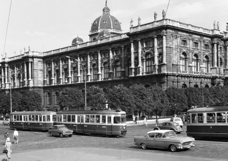 Zug der Linie 49 mit einer C1-c Garnitur beim Volkstheater, Zweierlinie, im Hintergrund das Naturhistorische Museum, August 1962