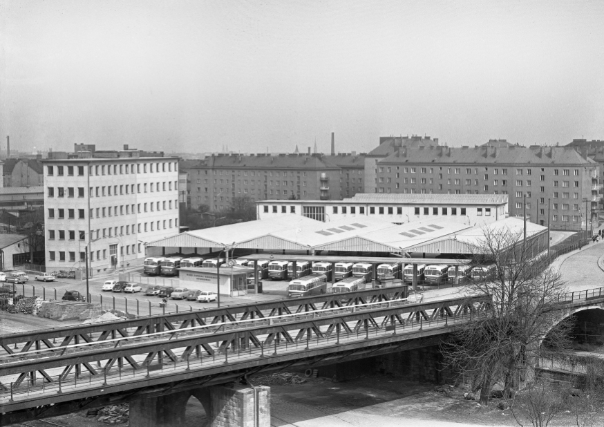 Garage Spetter mit diversen Bussen im Oktober 1962