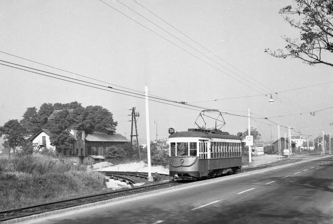 Linie 331 mit Zug der Type Z (Amerikaner) in Stammersdorf  nach der Endstelle Lokalbahnhof etwa Van Swieten Kaserne November 1963