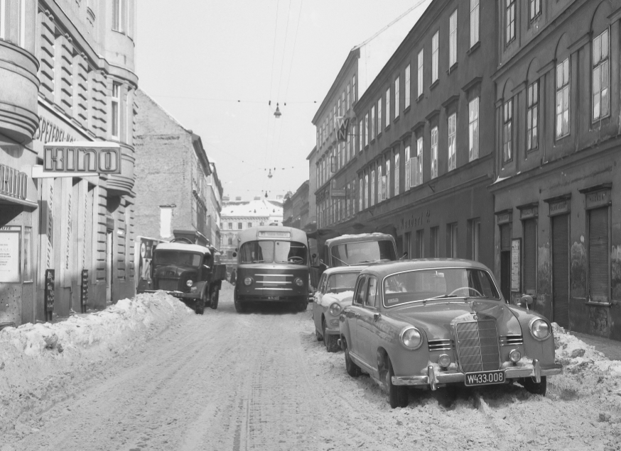 Bus der Linie 63 in der Schönbrunnerstraße, Winter 1963