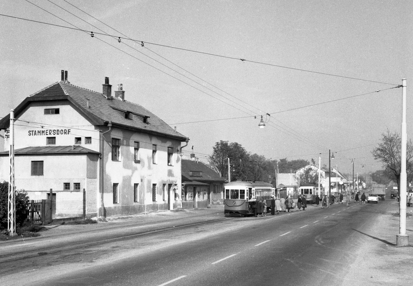 Linie 331 mit zwei Zügen der Type Z (Amerikaner) in Stammersdorf Endstelle Lokalbahnhof ,1963