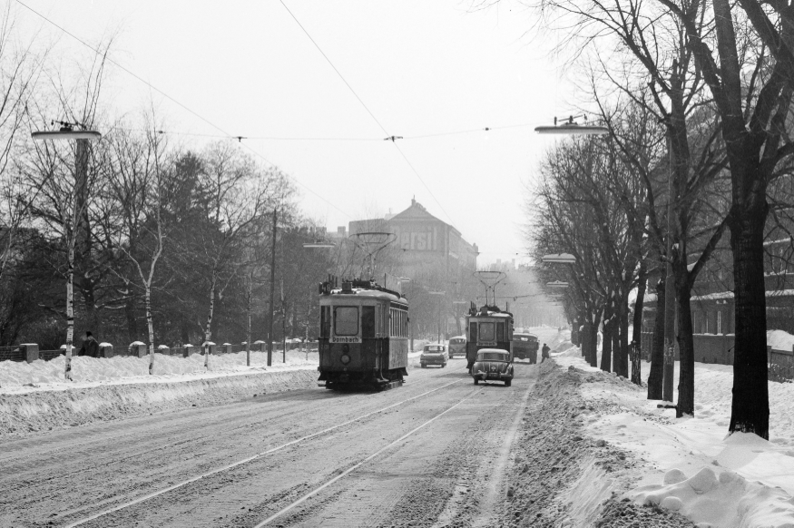 Zwei Züge  der Linie 48 in der Sandleitengasse Winter 1963