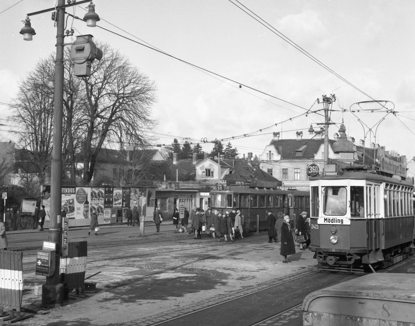 Linie 360 und 60 in Mauer, Lange Gasse im Jahre 1963. Zu sehen sind die Linien 360 mit K und links Linie 60 mit N-n1.