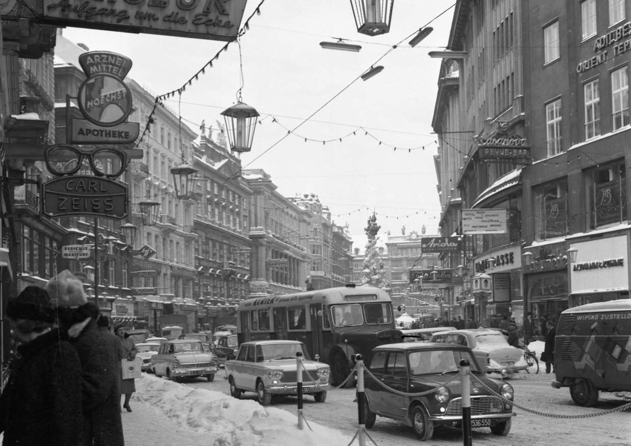 Reger Verkehr in der Innenstadt am Graben. Im Bild ein Bus der Type 5 GF, als Linie 5, 1963