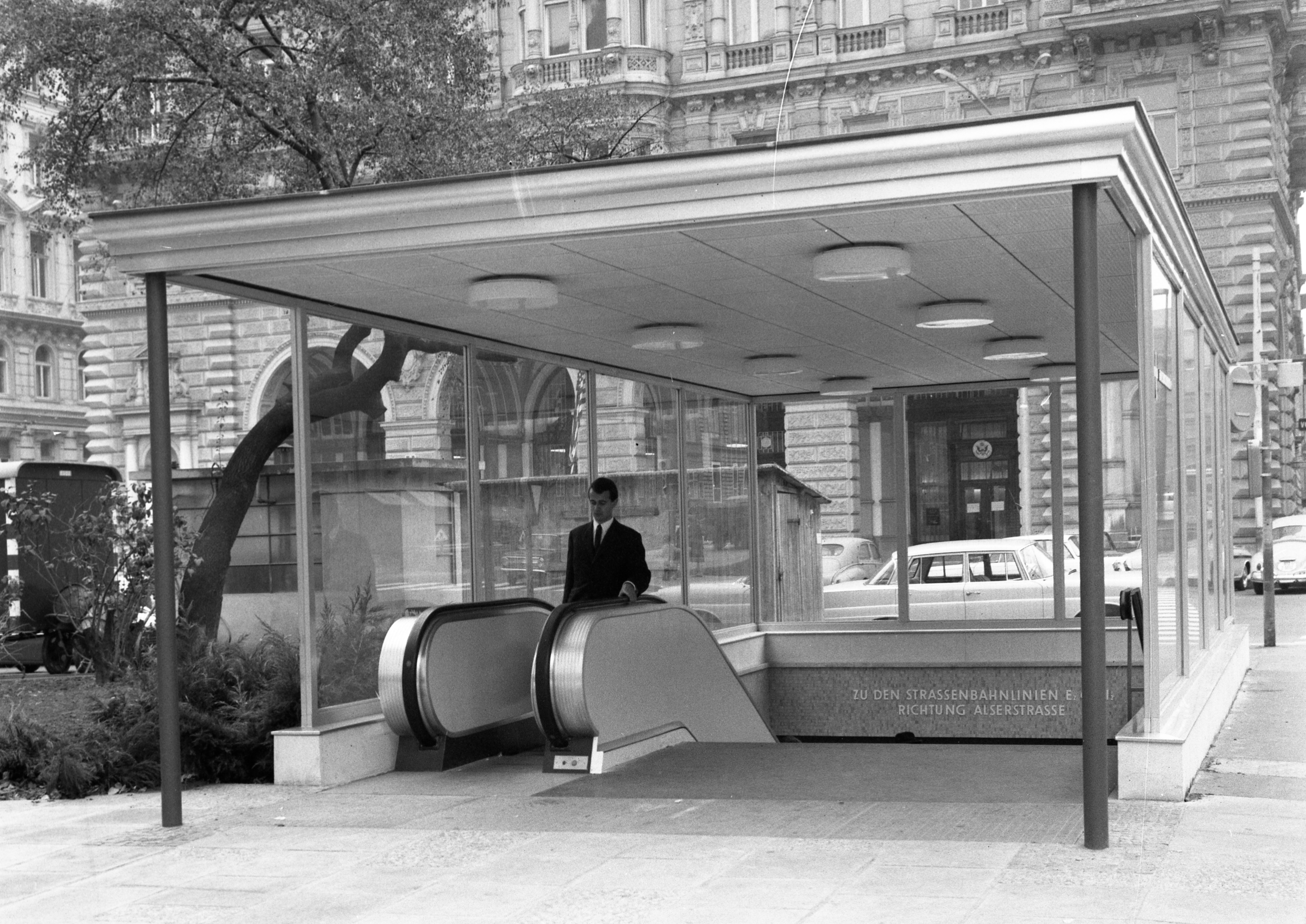Fahrgast in UStrab Station Lerchenfelder Straße, Ausgang Friedrich Schmidt Platz, 1966