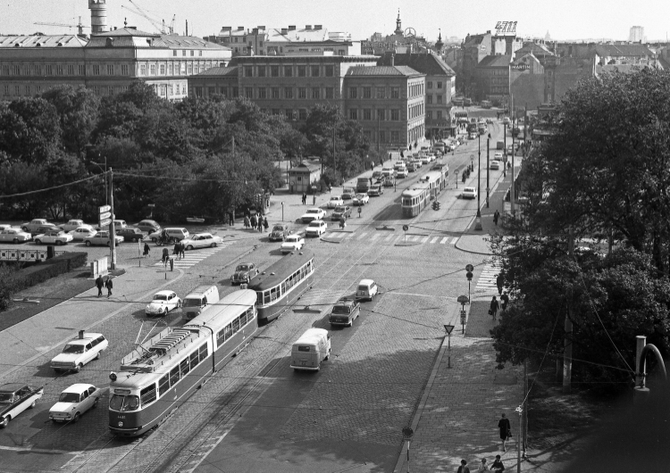 Zug der Linie 167 mit der Type E1-c3 am karlsplatz, im Hintergrund die WiednerHauptstraße,1968