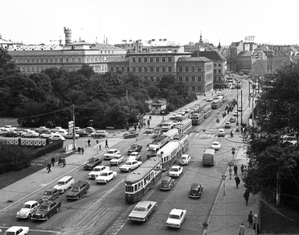 Züge der Linie 66 und 65 am karlsplatz vor dem großen Umbau, Blick v. oben 