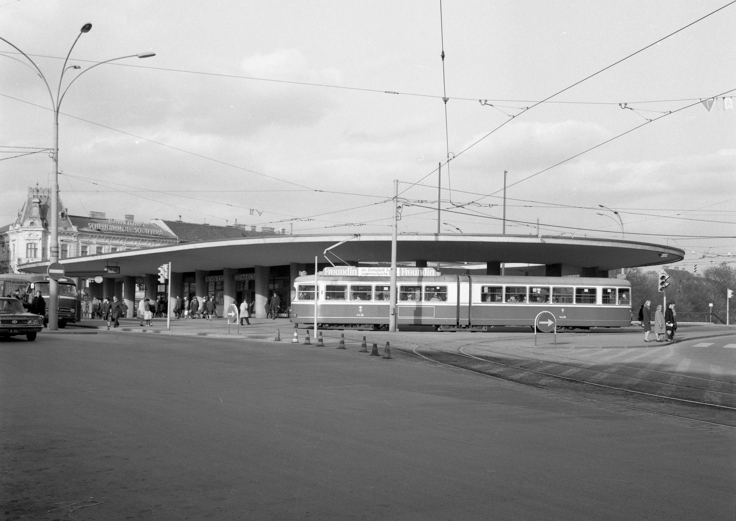 Triebwagen 4436, der Type E,  als Linie 10 bei der Kennedybrücke im Mai 1968, unterwegs