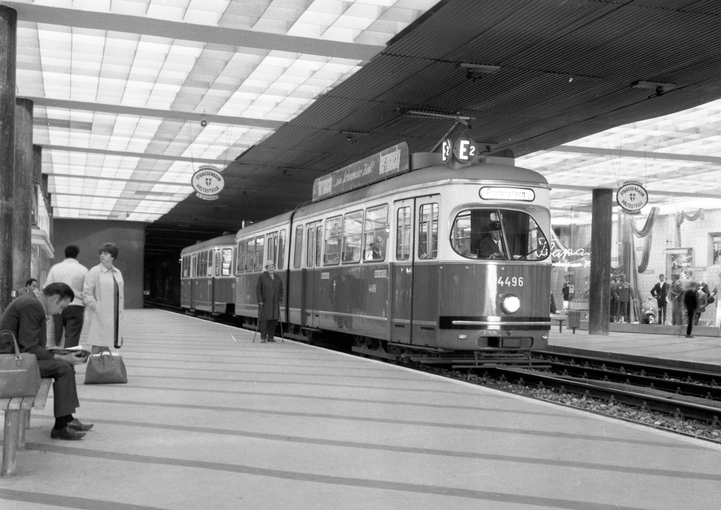 Triebwagen 4496 der Type E1, als Linie E2 in der U-Strab Station Südtiroler Platz, 1969